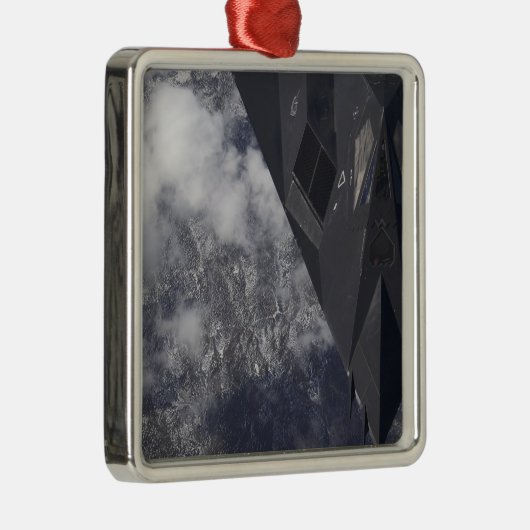 F-117Aよだかいが山を飛び越える メタルオーナメント (右)