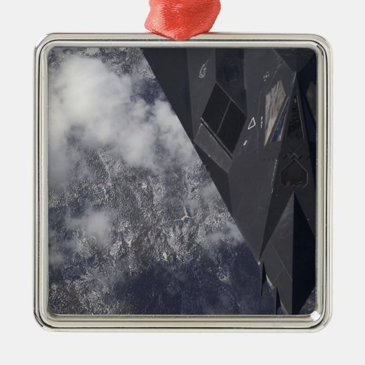 F-117Aよだかいが山を飛び越える メタルオーナメント (正面)