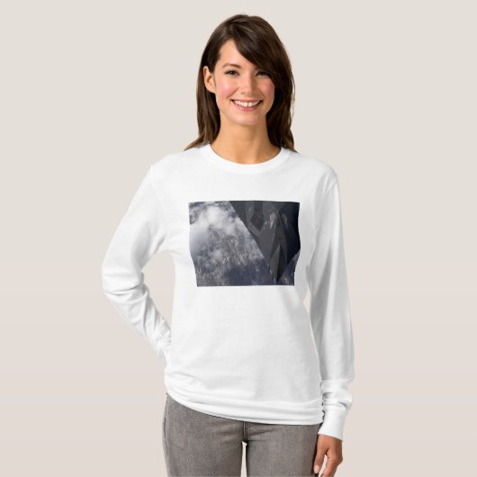 F-117Aよだかいが山を飛び越える Tシャツ (正面フル)