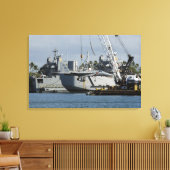 F-15イーグルはバージクレーンからリフトを得る キャンバスプリント (インサイチュ (リビング))