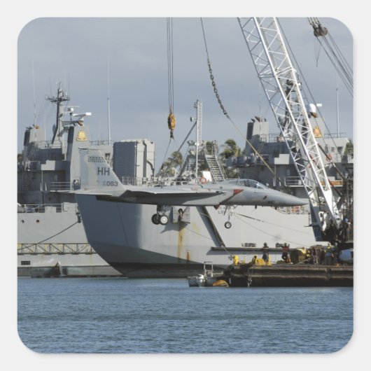 F-15イーグルはバージクレーンからリフトを得る スクエアシール (正面)