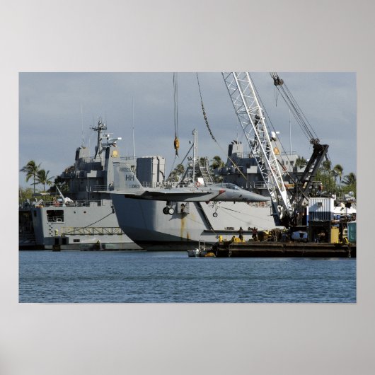 F-15イーグルはバージクレーンからリフトを得る ポスター (正面)