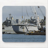 F-15イーグルはバージクレーンからリフトを得る マウスパッド (正面)