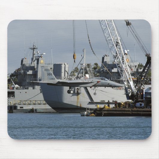 F-15イーグルはバージクレーンからリフトを得る マウスパッド (正面)