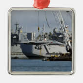 F-15イーグルはバージクレーンからリフトを得る メタルオーナメント (正面)