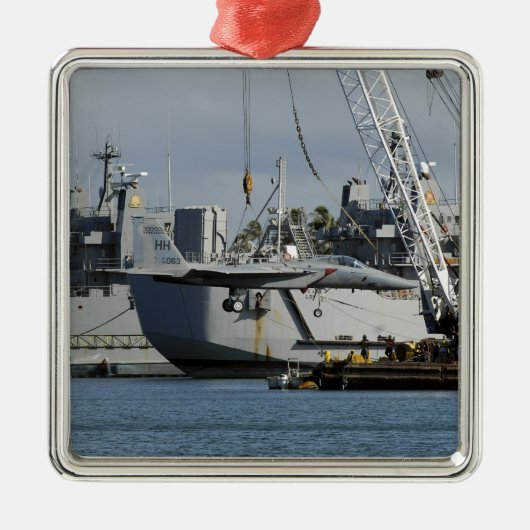 F-15イーグルはバージクレーンからリフトを得る メタルオーナメント (正面)