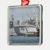 F-15イーグルはバージクレーンからリフトを得る メタルオーナメント (左)