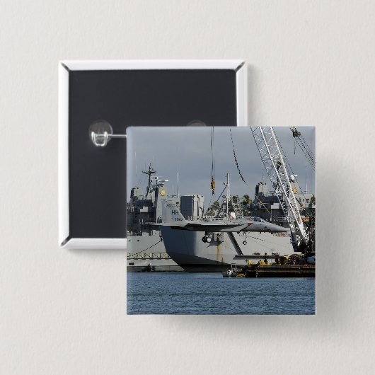 F-15イーグルはバージクレーンからリフトを得る 缶バッジ (正面&裏面)