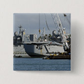 F-15イーグルはバージクレーンからリフトを得る 缶バッジ (正面)