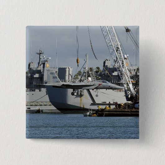 F-15イーグルはバージクレーンからリフトを得る 缶バッジ (正面)