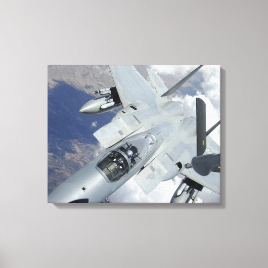 F-15イーグルは遠くにKC-135から引く キャンバスプリント (正面)