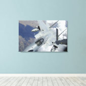 F-15イーグルは遠くにKC-135から引く キャンバスプリント (インサイチュ (ウッドフロア))