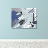 F-15イーグルは遠くにKC-135から引く キャンバスプリント (インサイチュ (ウッドフロア))