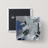 F-15イーグルは遠くにKC-135から引く 缶バッジ (正面&裏面)