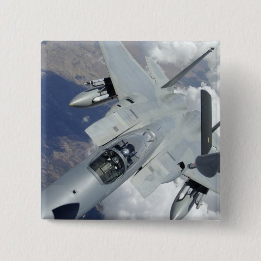 F-15イーグルは遠くにKC-135から引く 缶バッジ (正面)