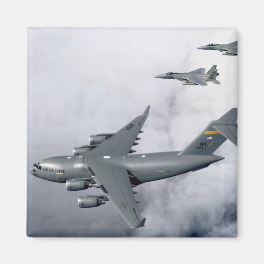 F-15Bイーグルスはハワイに拠点を置く最初のC-17を護衛する マグネット (正面)