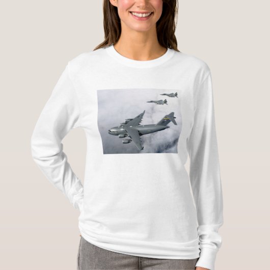 F-15Bイーグルスはハワイに拠点を置く最初のC-17を護衛する Tシャツ (正面)