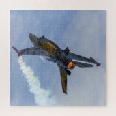 F-16タイガーが回転して燃える ジグソーパズル (横)