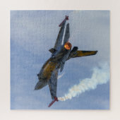 F-16タイガーが回転して燃える ジグソーパズル (縦)