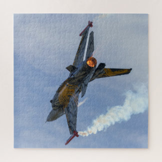 F-16タイガーが回転して燃える ジグソーパズル