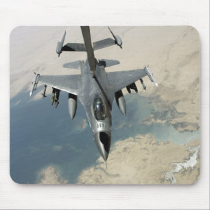 F-16戦いの《鳥》ハヤブサは燃料を補給します マウスパッド
