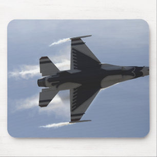 F-16戦いの《鳥》ハヤブサは高いG'sを引っ張ります マウスパッド