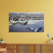 F-16戦闘用《鳥》ハヤブサが三つ並んで飛ぶ キャンバスプリント (インサイチュ (リビング))