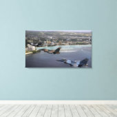 F-16戦闘用《鳥》ハヤブサが三つ並んで飛ぶ キャンバスプリント (インサイチュ (ウッドフロア))