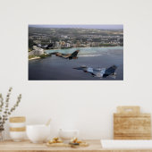 F-16戦闘用《鳥》ハヤブサが三つ並んで飛ぶ ポスター (キッチン)