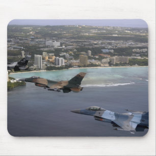 F-16戦闘用《鳥》ハヤブサが三つ並んで飛ぶ マウスパッド