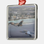 F-16戦闘用《鳥》ハヤブサが三つ並んで飛ぶ メタルオーナメント (左)