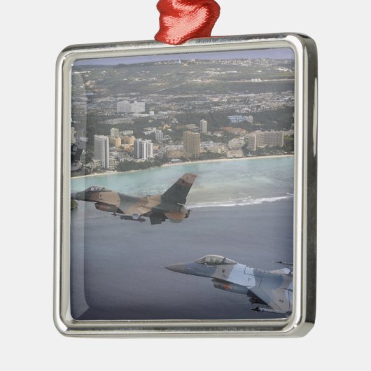 F-16戦闘用《鳥》ハヤブサが三つ並んで飛ぶ メタルオーナメント (左)