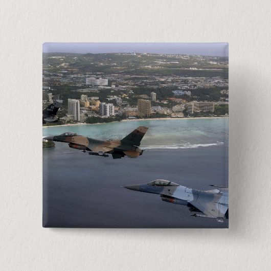 F-16戦闘用《鳥》ハヤブサが三つ並んで飛ぶ 缶バッジ (正面)