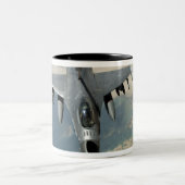 F-16戦闘用《鳥》ハヤブサが反論する ツートーンマグカップ (中央)