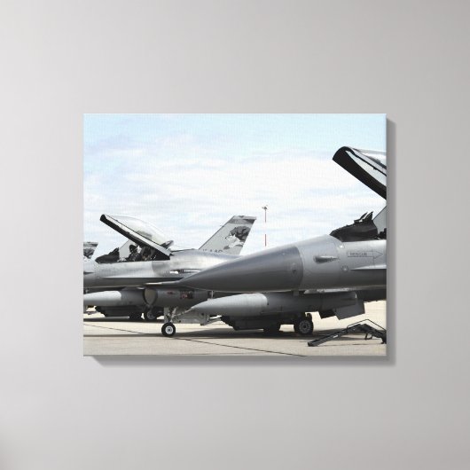 F-16戦闘《鳥》ハヤブサが発射を待つ キャンバスプリント (正面)