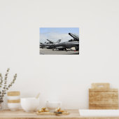 F-16戦闘《鳥》ハヤブサが発射を待つ ポスター (キッチン)