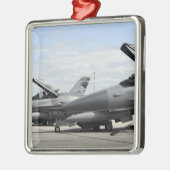 F-16戦闘《鳥》ハヤブサが発射を待つ メタルオーナメント (左)