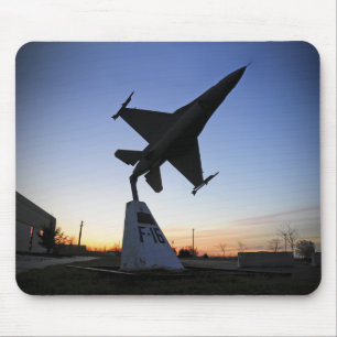F-16 Cの戦いの《鳥》ハヤブサのスケール・モデル マウスパッド