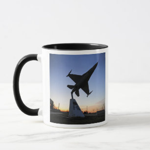 F-16 Cの戦いの《鳥》ハヤブサのスケール・モデル マグカップ