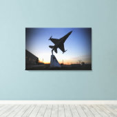 F-16 C戦闘《鳥》ハヤブサのスケールモデル キャンバスプリント (インサイチュ (ウッドフロア))