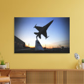 F-16 C戦闘《鳥》ハヤブサのスケールモデル キャンバスプリント (インサイチュ (リビング))