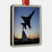 F-16 C戦闘《鳥》ハヤブサのスケールモデル メタルオーナメント (右)