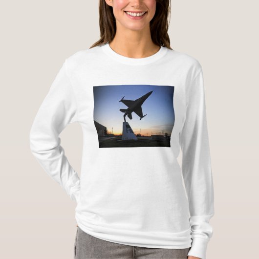 F-16 C戦闘《鳥》ハヤブサのスケールモデル Tシャツ (正面)