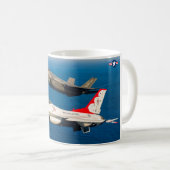 F-16C戦闘《鳥》ハヤブサおよびF-35A稲妻II コーヒーマグカップ (正面右)