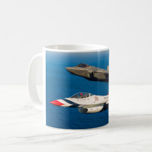 F-16C戦闘《鳥》ハヤブサおよびF-35A稲妻II コーヒーマグカップ