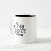 F-18スズメバチ-殴打の戦闘機 ツートーンマグカップ (正面左)
