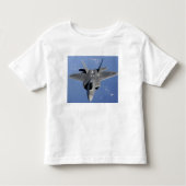 F-22ラプターがf2を受け取る位置に移動する トドラーTシャツ (正面)