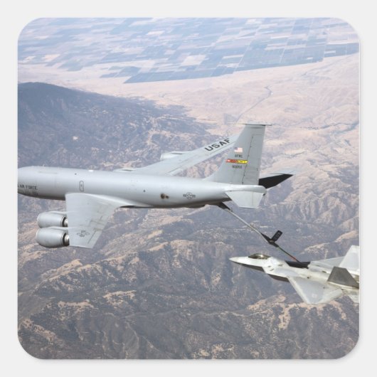 F-22ラプターは、KC-135から燃料を受ける スクエアシール (正面)