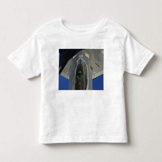 F-22ラプターは、KC-135から燃料を受ける トドラーTシャツ (正面)