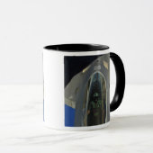 F-22ラプターは、KC-135から燃料を受ける マグカップ (正面右)